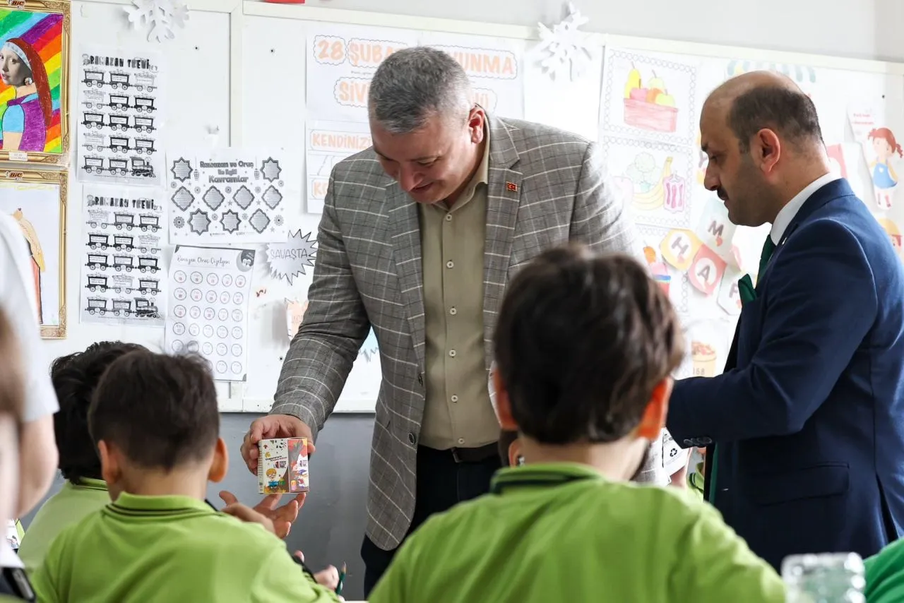 Başkan Çelik’ten Öğrencilere Kitap Sevgisini Artıracak Hediye Başkan Çelik’ten Öğrencilere Kitap Sevgisini Artıracak Hediye