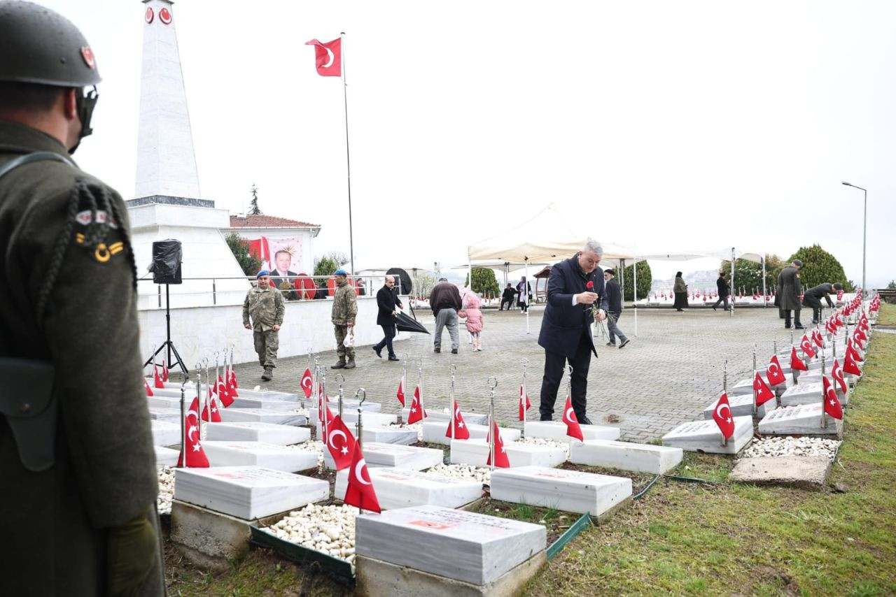 Serdivan Şehitliği'nde Duygusal Anma Töreni: Şehitler Dualarla Yad Edildi! - Sayfa 3