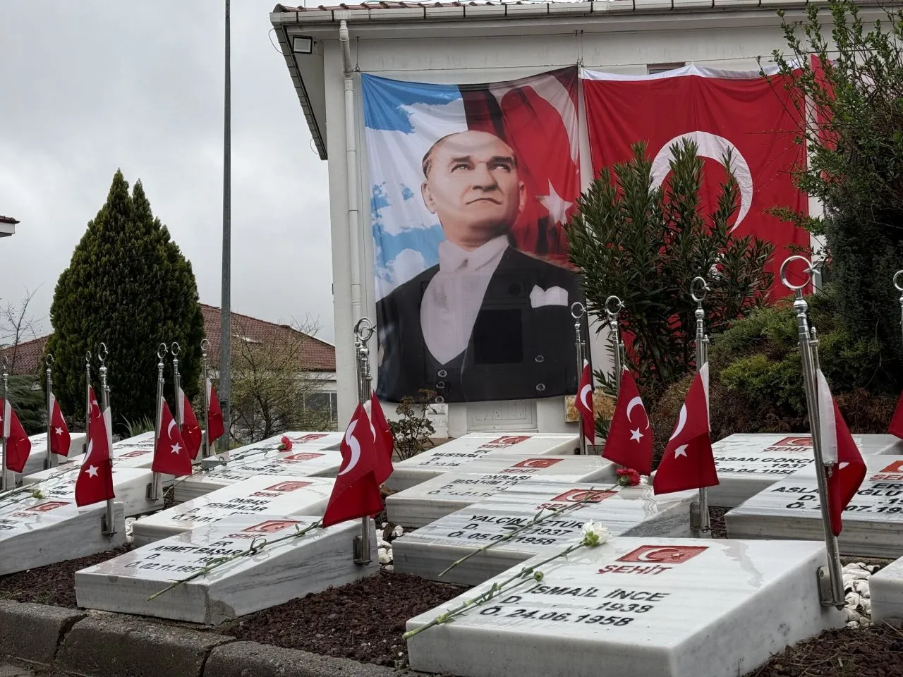 Şehitlikte Duygu Dolu Anlar Yaşandı: Çanakkale Zaferi’nin 110. Yılında Şehitler Anıldı Şehitlikte Duygu Dolu Anlar Yaşandı: Çanakkale Zaferi’nin 110. Yılında Şehitler Anıldı