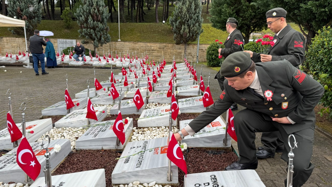 Şehitlikte Duygu Dolu Anlar Yaşandı: Çanakkale Zaferi’nin 110. Yılında Şehitler Anıldı