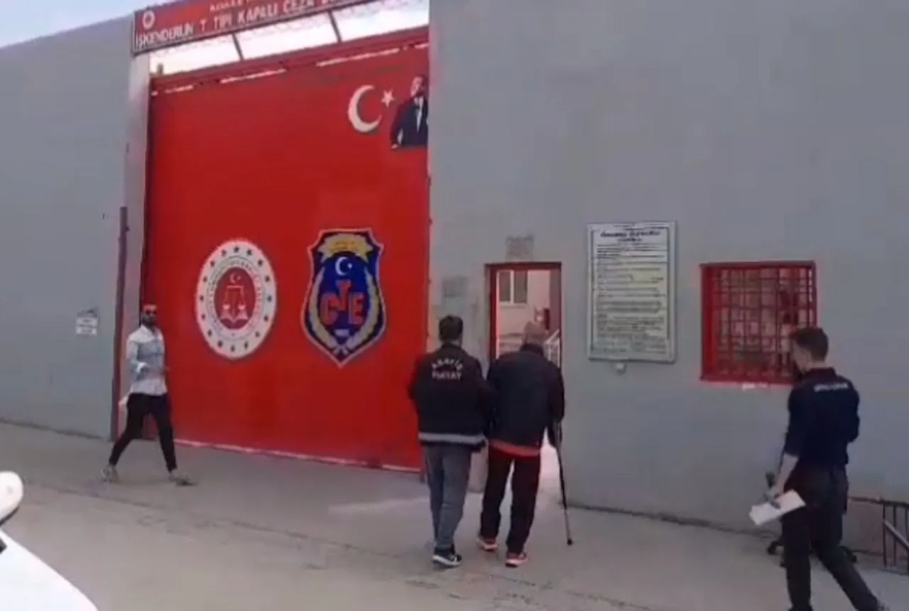 Arsuz’da Dolandırıcılıktan Aranan Şüpheli Yakalandı Ve Tutuklandı Arsuz’da Dolandırıcılıktan Aranan Şüpheli Yakalandı Ve Tutuklandı