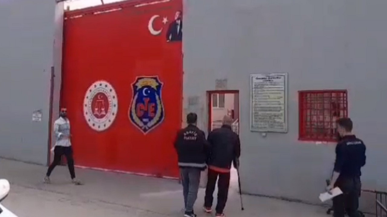 Arsuz’da Dolandırıcılıktan Aranan Şüpheli Yakalandı Ve Tutuklandı