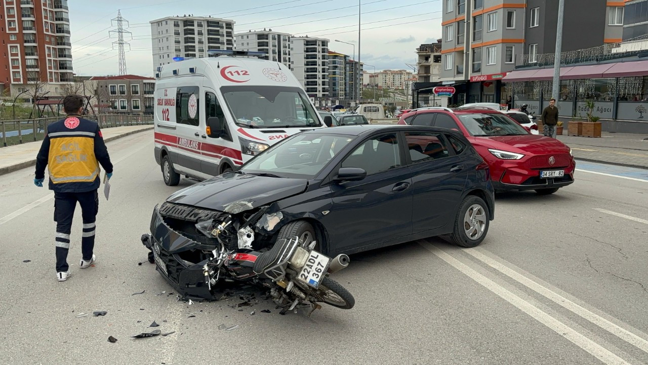 Edirne’de Motosiklet Otomobile Saplandı, Sürücü Hastaneye Kaldırıldı