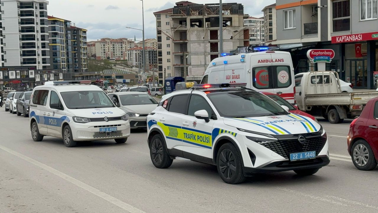 Edirne’de Motosiklet Otomobile Saplandı, Sürücü Hastaneye Kaldırıldı - Sayfa 1