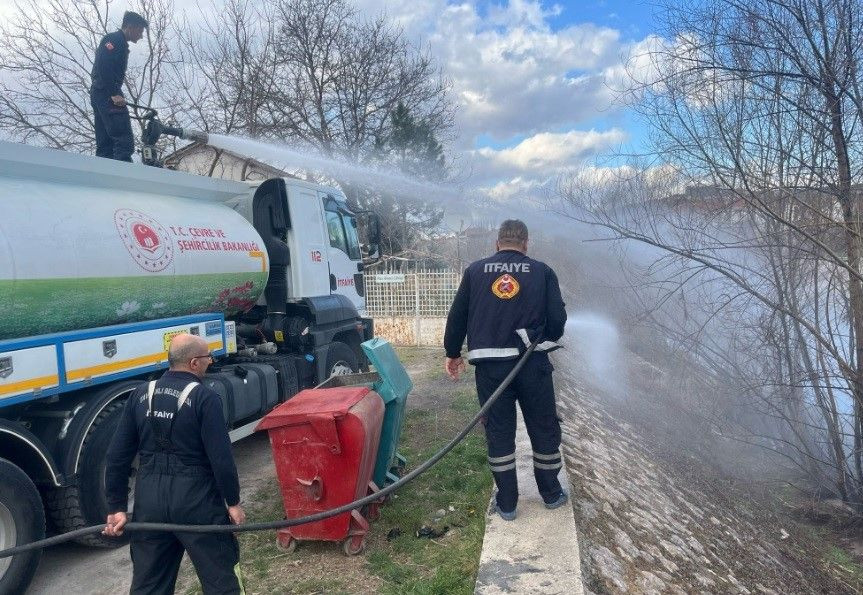 Tavşanlı’da Dere Kenarında Çıkan Yangın Kısa Sürede Kontrol Altına Alındı - Sayfa 2