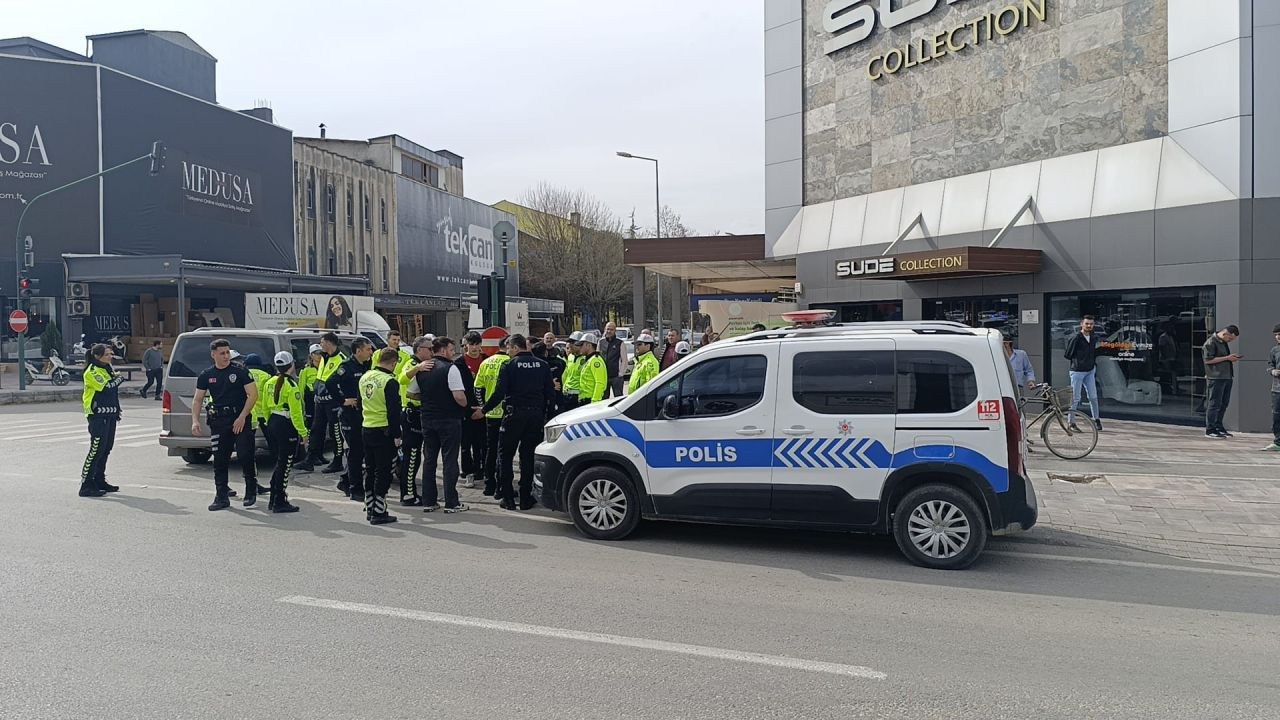 Bursa’da Kasksız Sürücü Cezaya Tepki Gösterdi, Polis Ekipleri Müdahale Etti - Sayfa 3