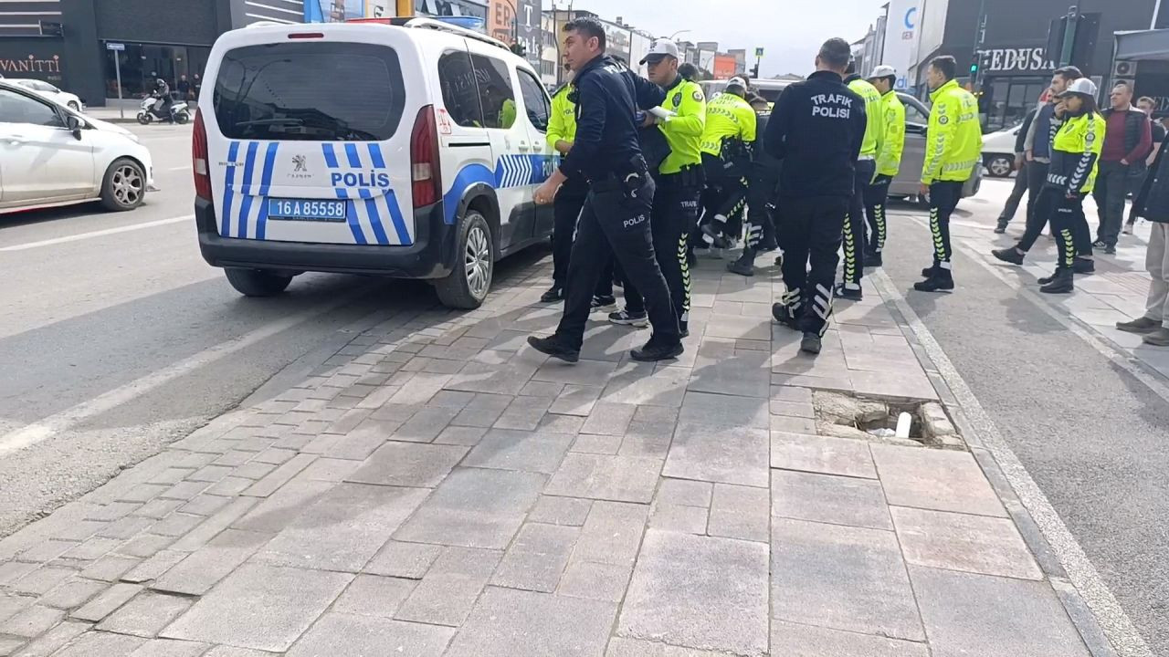 Bursa’da Kasksız Sürücü Cezaya Tepki Gösterdi, Polis Ekipleri Müdahale Etti - Sayfa 2