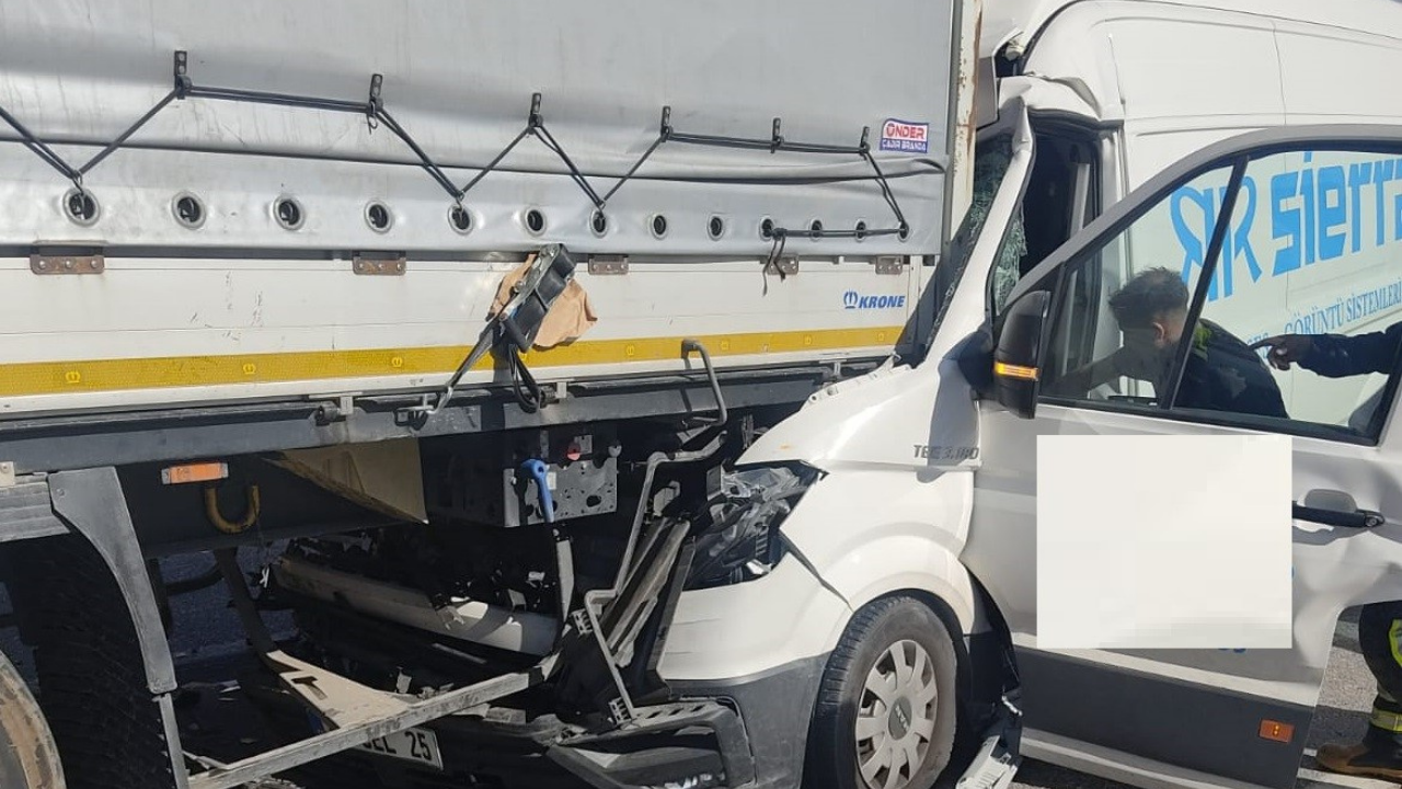 Mersin’de Tıra Çarpan Araçta Sıkışan Sürücüyü İtfaiye Kurtardı