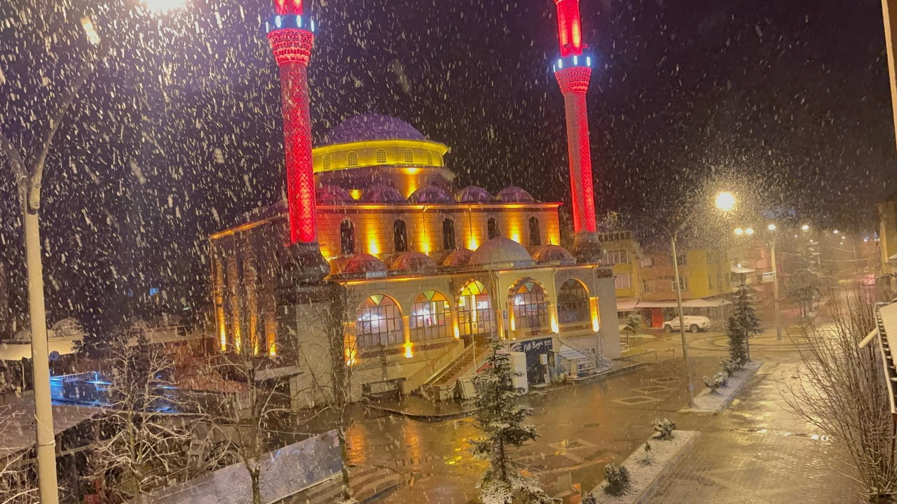 Kış Geri Döndü, Kastamonu'ya Lapa Lapa Kar Yağdı