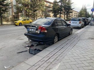 Eskişehir'de Bir Sürücü, Park Halindeki Araca Arkadan Çarptı - Sayfa 4