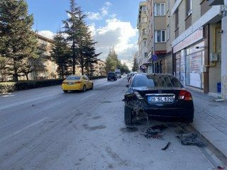 Eskişehir'de Bir Sürücü, Park Halindeki Araca Arkadan Çarptı - Sayfa 5