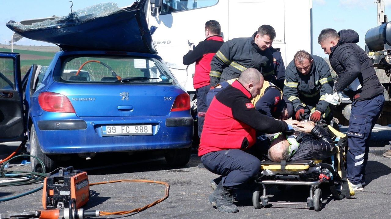 Hurdaya Dönen Araçta Sıkışanları Kurtarmak İçin Zamanla Yarıştılar - Sayfa 1