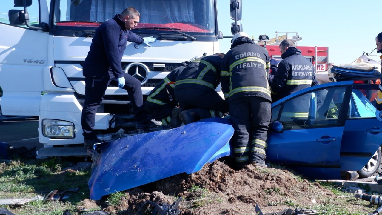Hurdaya Dönen Araçta Sıkışanları Kurtarmak İçin Zamanla Yarıştılar - Sayfa 2