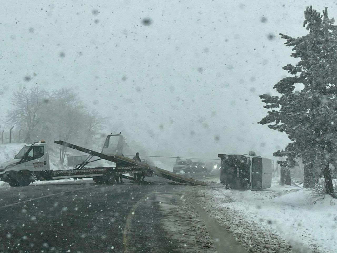 Domaniç-İnegöl Yolunda Ticari Araç Kar Yağışı Nedeniyle Devrildi - Sayfa 2