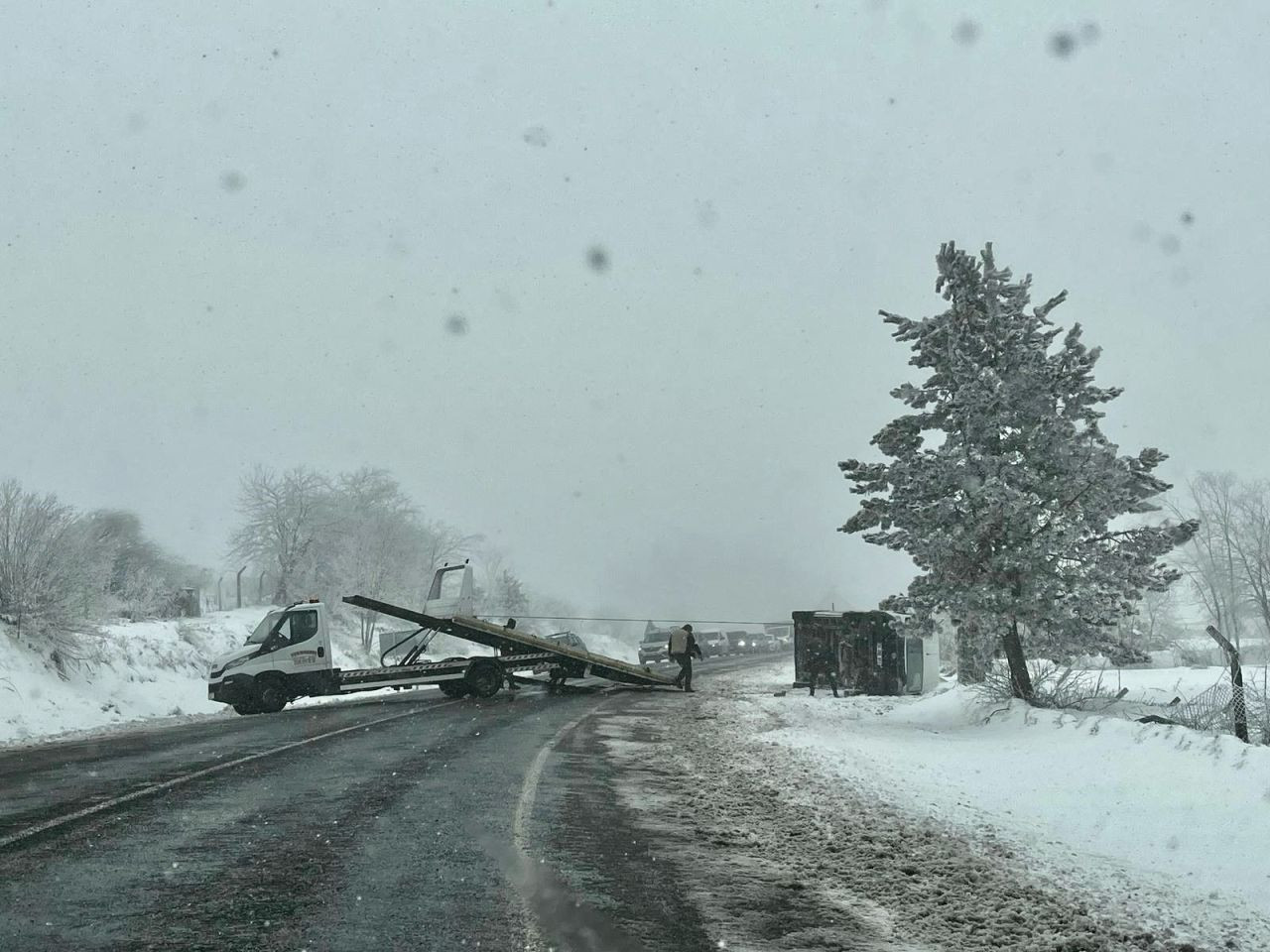 Domaniç-İnegöl Yolunda Ticari Araç Kar Yağışı Nedeniyle Devrildi - Sayfa 1