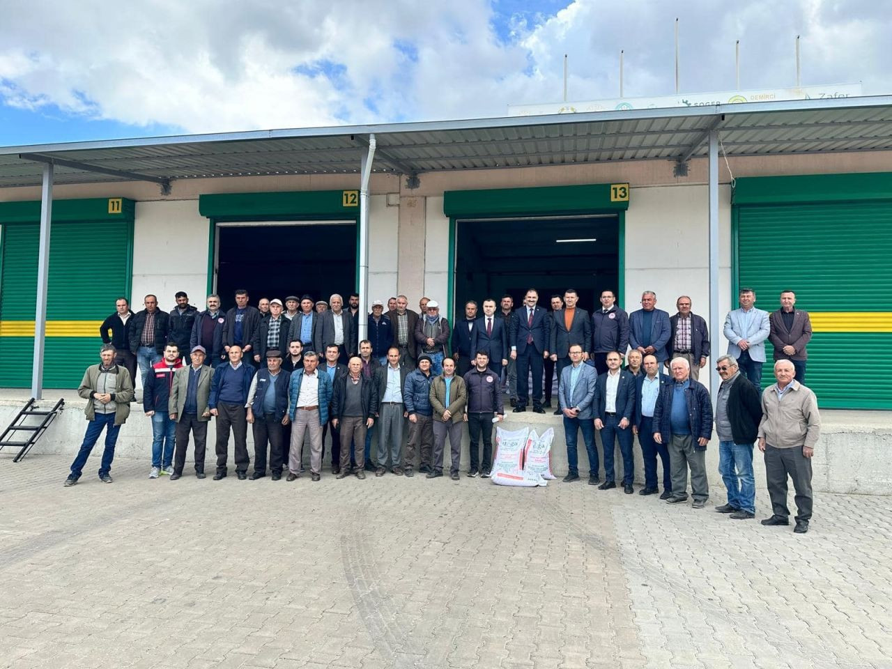 Demirci’de Çiftçilere Yüzde 75 Hibeli Nohut Tohumu Dağıtıldı - Sayfa 1