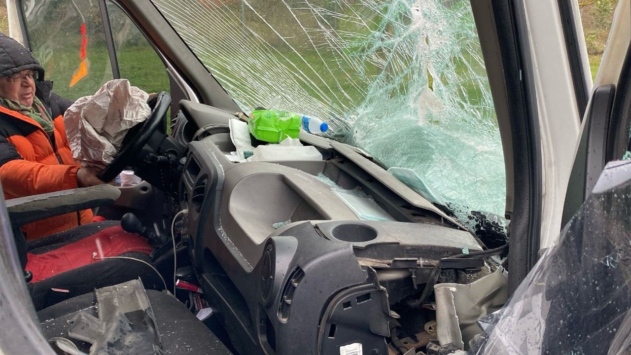 Kocaeli'de Panelvan Kamyonete Çarptı: 2 Sürücü Yaralandı