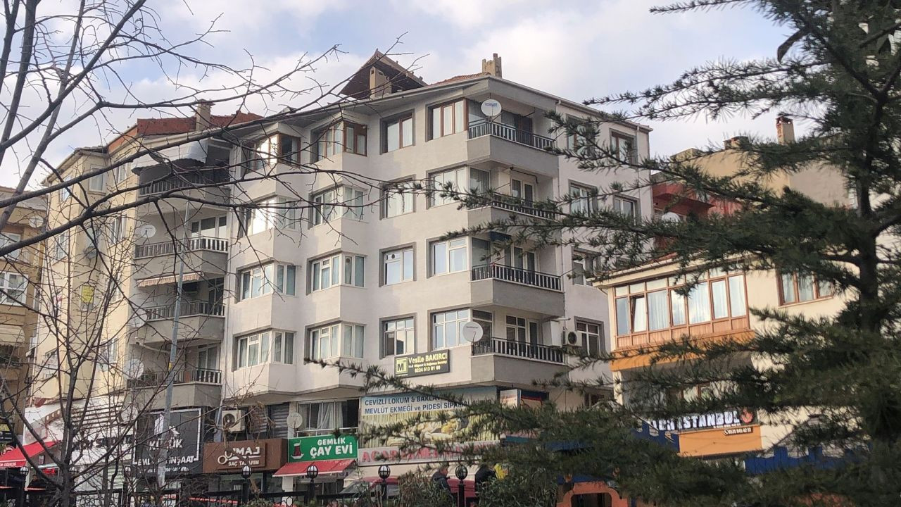 Gemlik’te Şiddetli Rüzgar Terastaki Sediri Çatının Üzerine Uçurdu - Sayfa 3