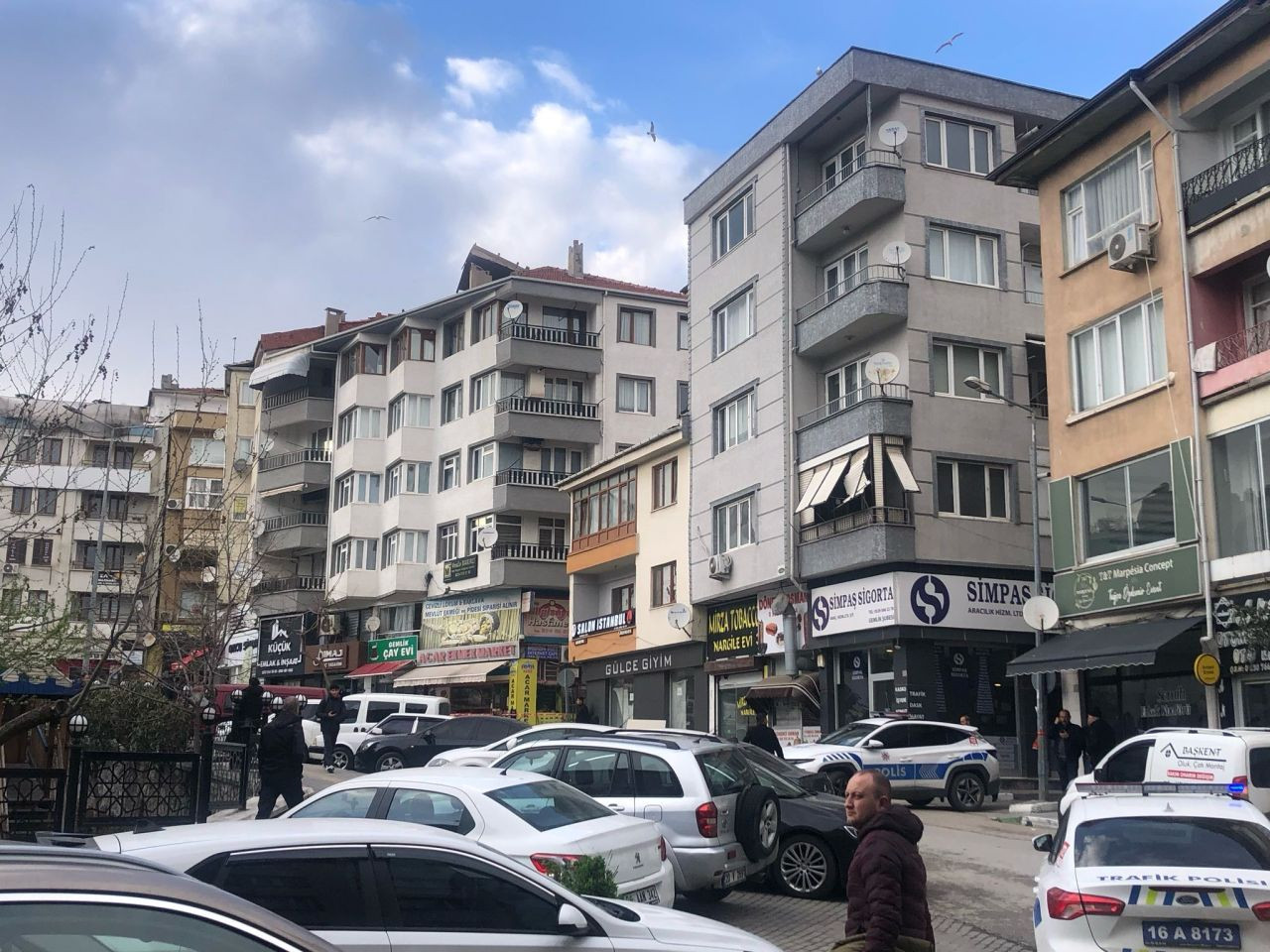 Gemlik’te Şiddetli Rüzgar Terastaki Sediri Çatının Üzerine Uçurdu - Sayfa 2