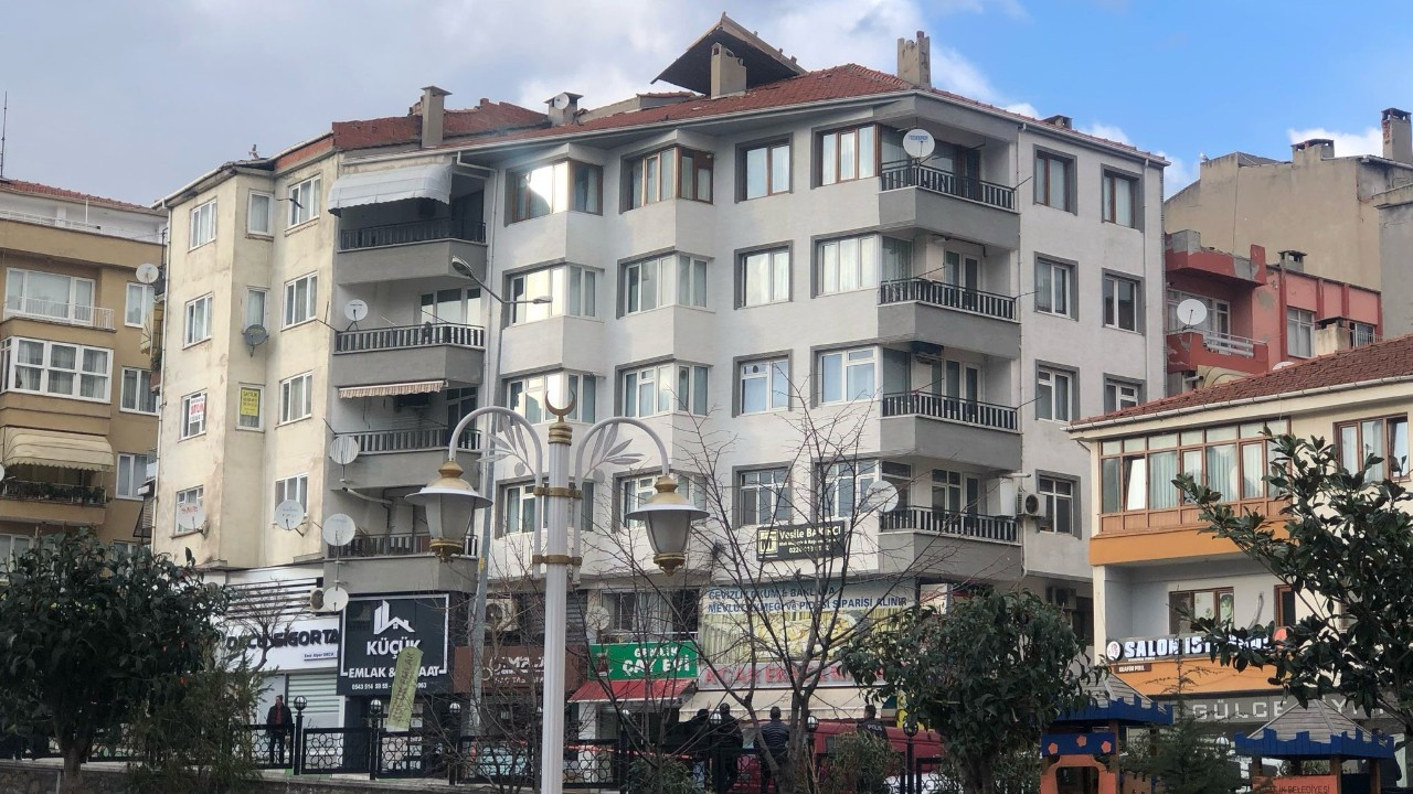 Gemlik’te Şiddetli Rüzgar Terastaki Sediri Çatının Üzerine Uçurdu