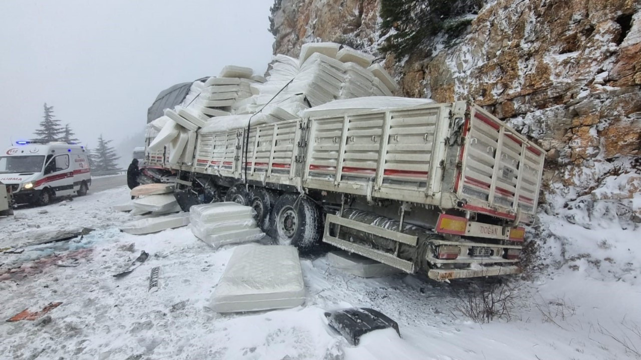 Antalya’da Tır ve Tanker Çarpıştı: Sürücü Araçta Sıkıştı