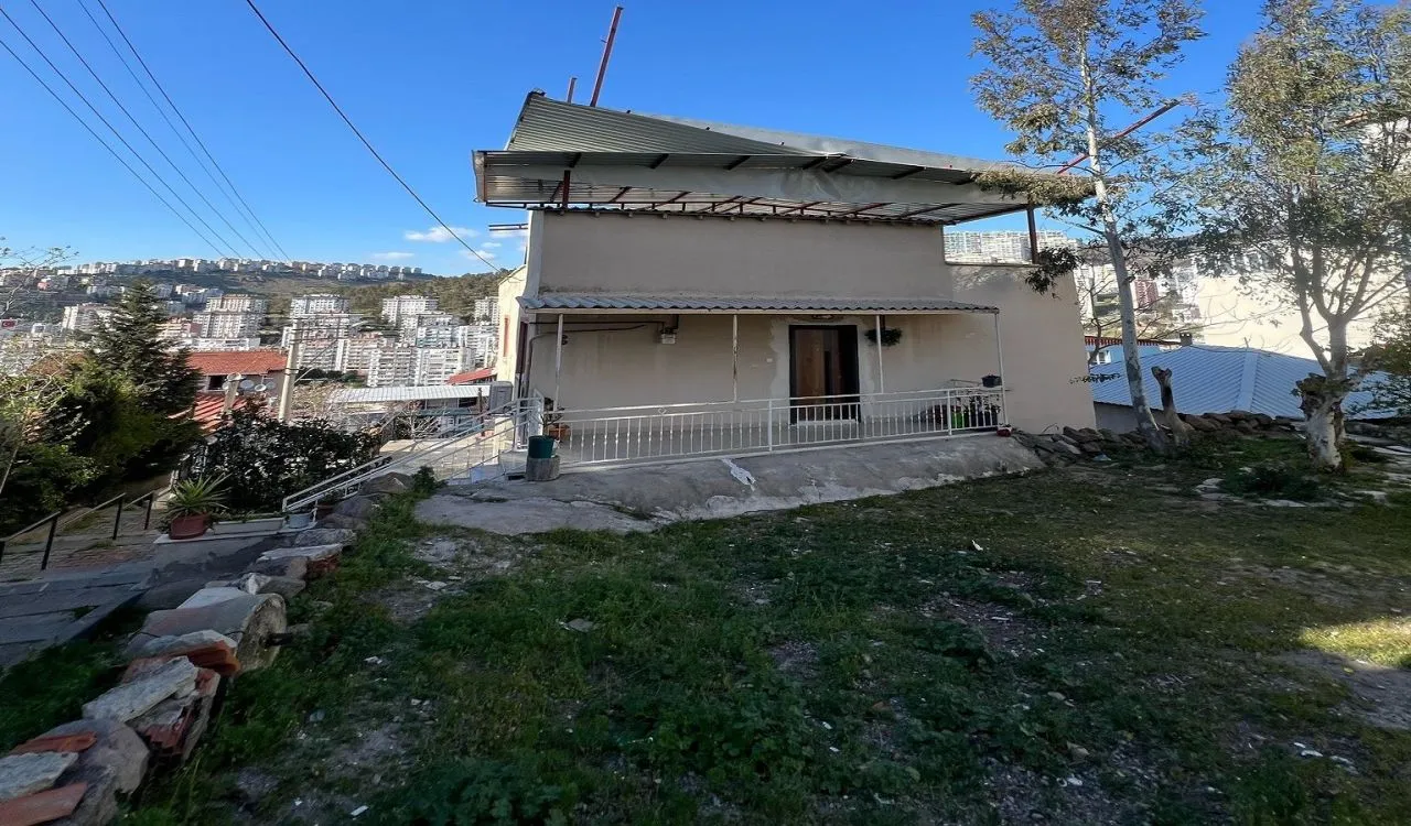 İzmir’de Çatıda Rüzgarın Savurduğu Baba ve Oğlu Hayatını Kaybetti