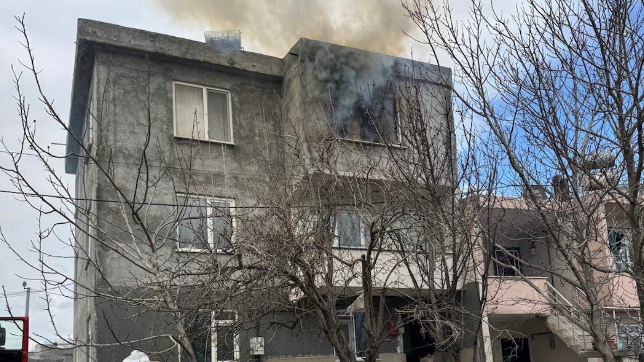 Bandırma’da Ev Yangını Korkuttu, Ekipler Kısa Sürede Söndürdü