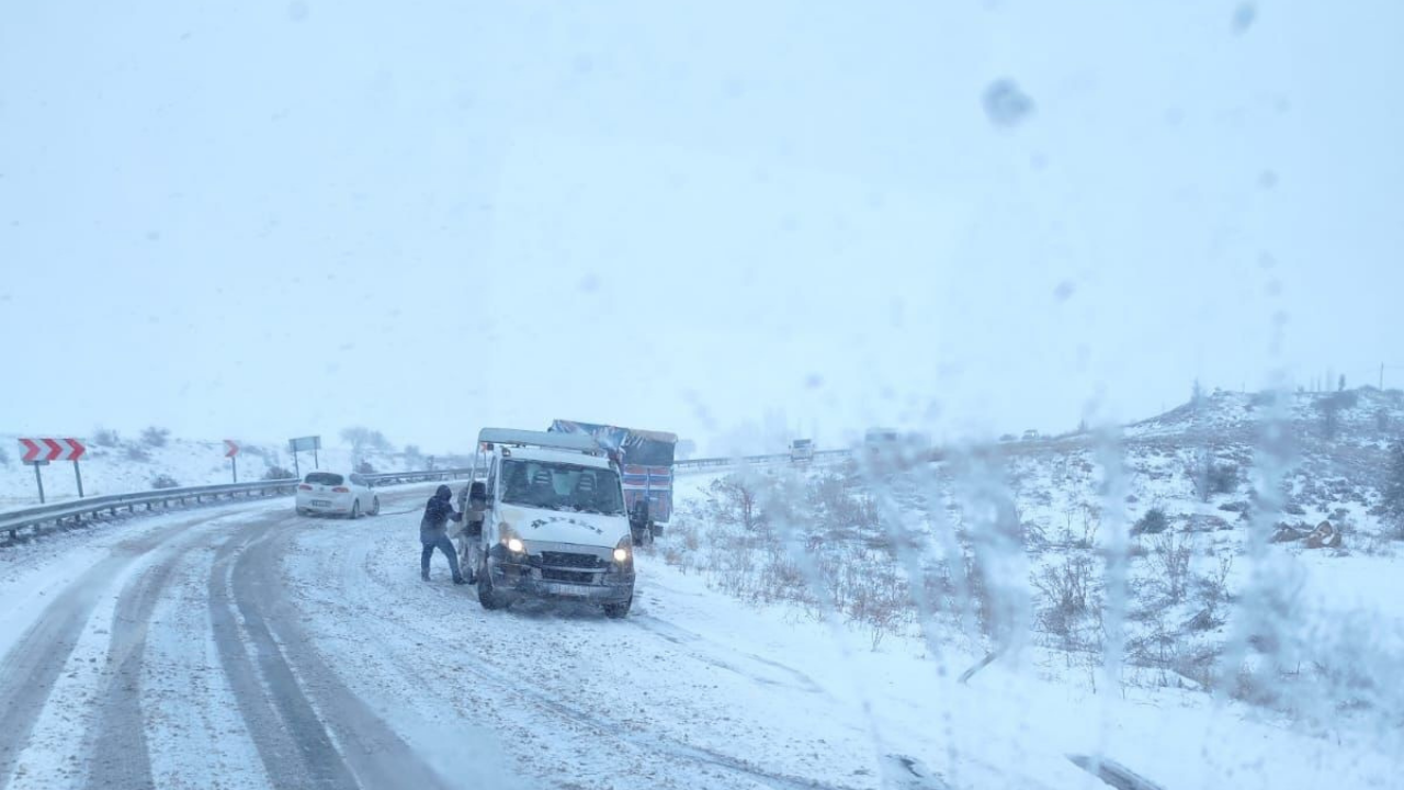 Kayseri-Pınarbaşı Yolunda Kar Yağışı Kazaları Beraberinde Getirdi