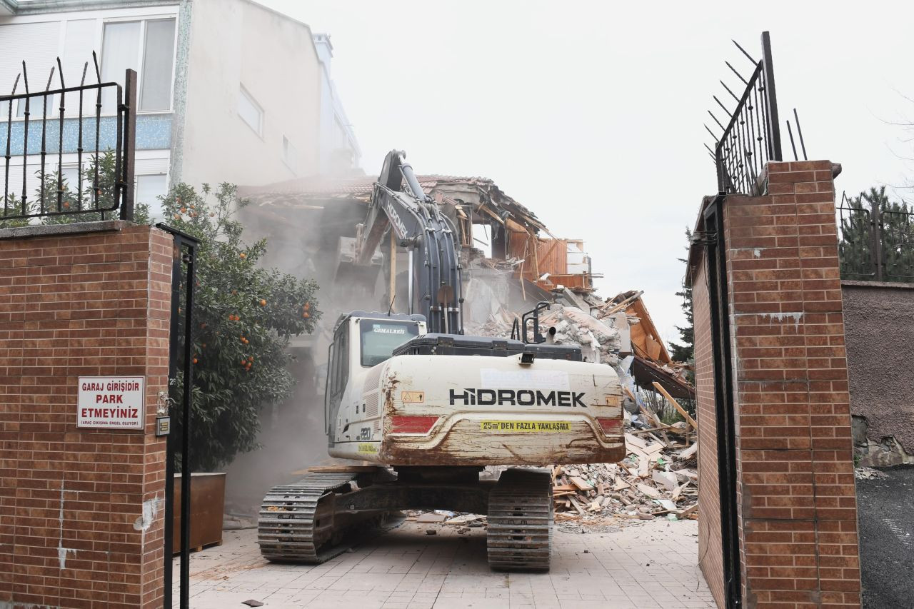 Bursa'da Tarihi Surları Tehdit Eden Riskli Bina Yıkıldı - Sayfa 1