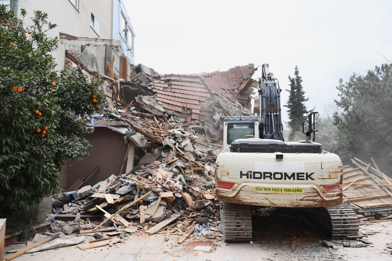 Bursa'da Tarihi Surları Tehdit Eden Riskli Bina Yıkıldı - Sayfa 2