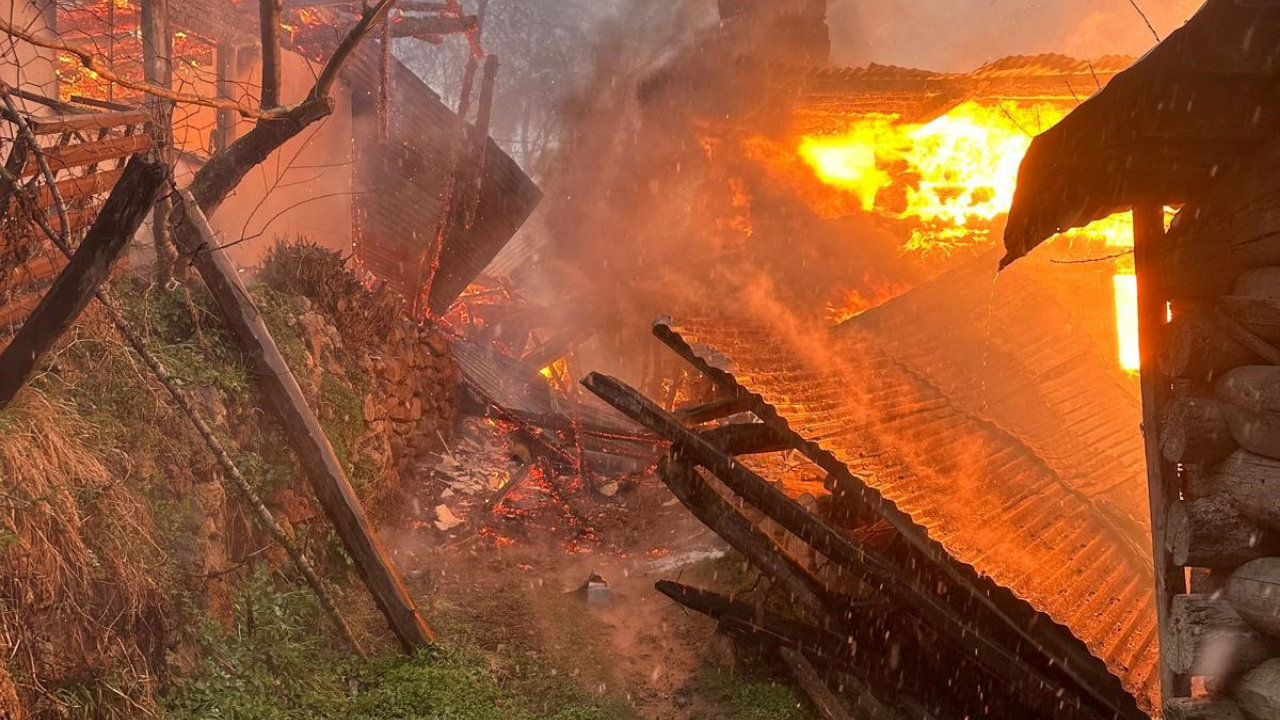 Artvin'de İftar Vaktinde Çıkan Yangında 2 Ev Küle Döndü