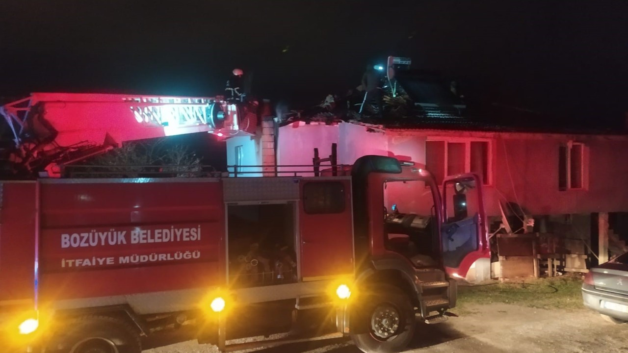 Bozüyük'te Bacadan Çıkan Çatı Yangını Korkuttu