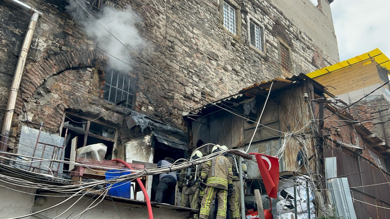 Fatih’teki 700 Yıllık Nasuriye Han’da Çıkan Yangın Korkuttu
