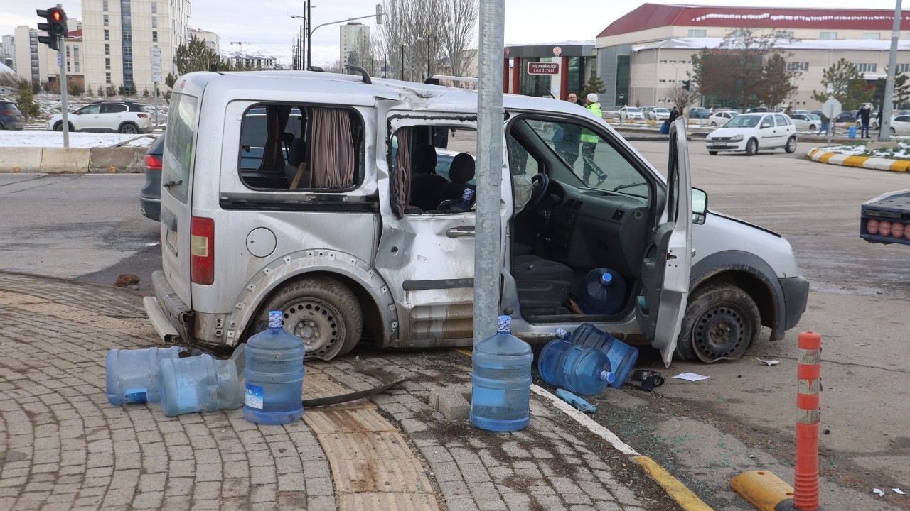 Sivas'ta Korkunç Kaza: Araç Savruldu, Yaya Ağır Yaralandı
