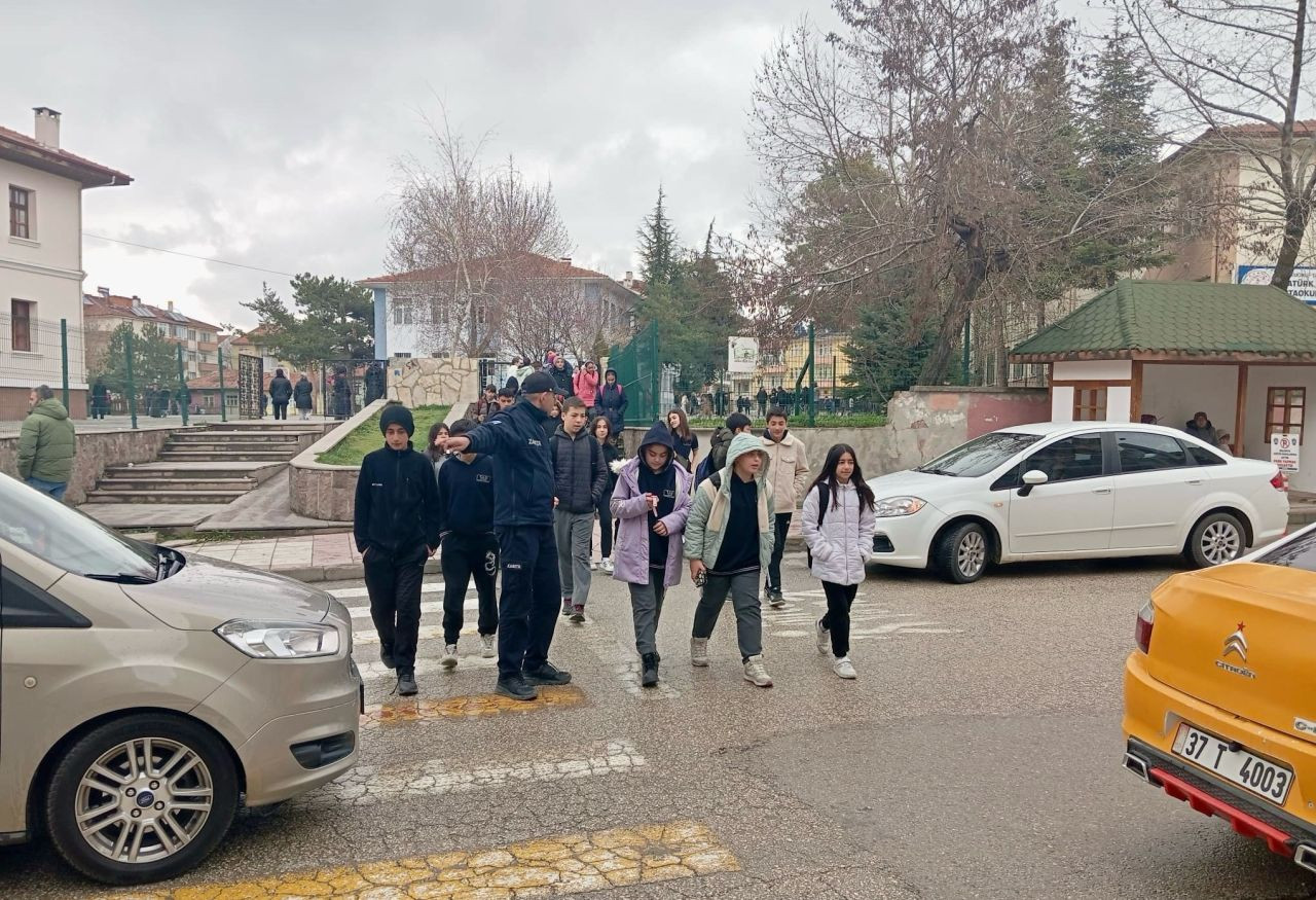 Taşköprü’de Zabıta Ekipleri Çocukların Güvenliğini Sağlıyor - Sayfa 3