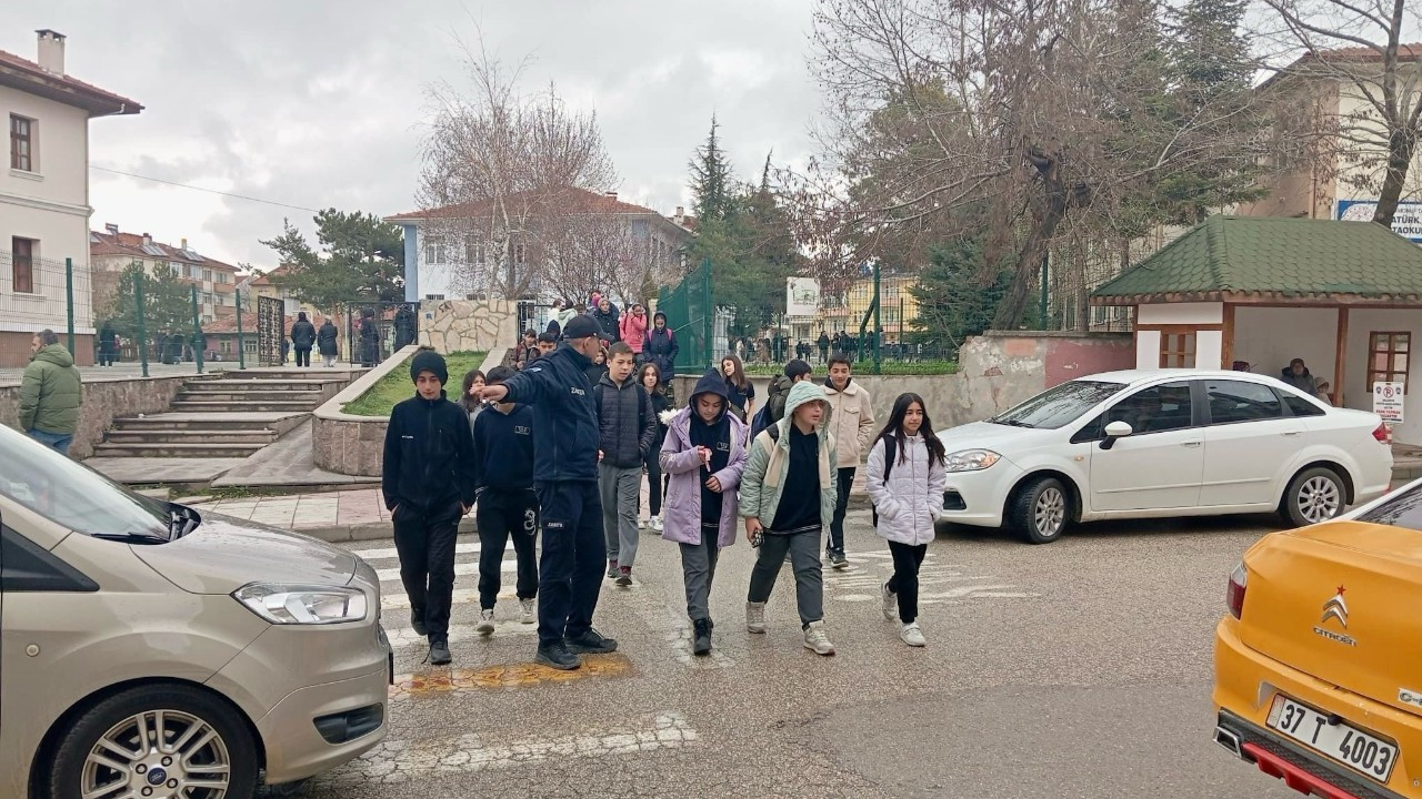 Taşköprü’de Zabıta Ekipleri Çocukların Güvenliğini Sağlıyor