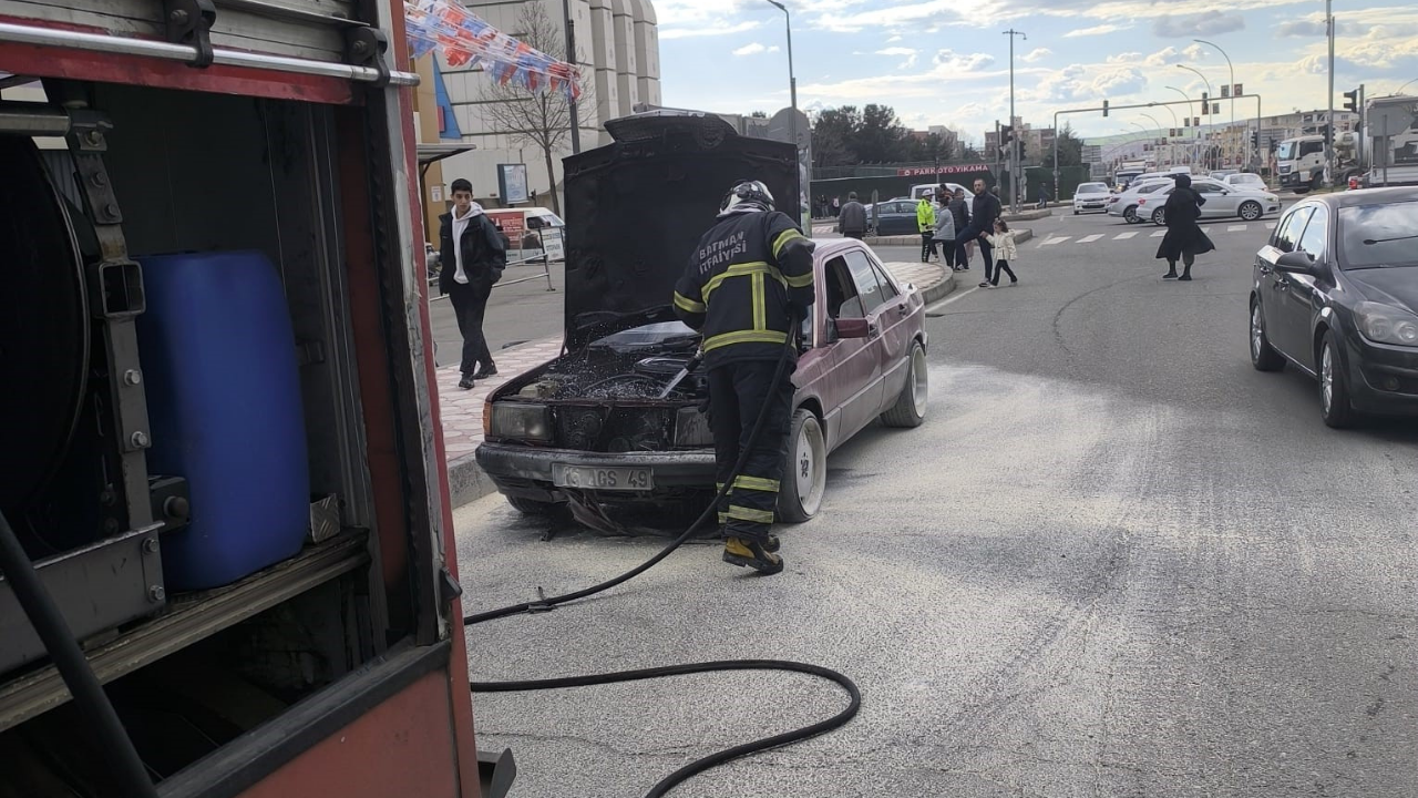 Batman’da Seyir Halindeki Otomobil Alev Aldı