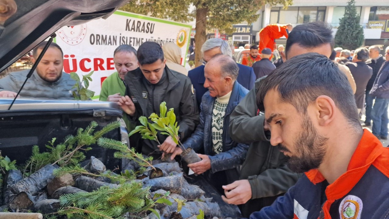 Sakarya’da Doğa Dostu Adım! Kocaali’de Binlerce Meyve Fidanı Ücretsiz Olarak Dağıtıldı!
