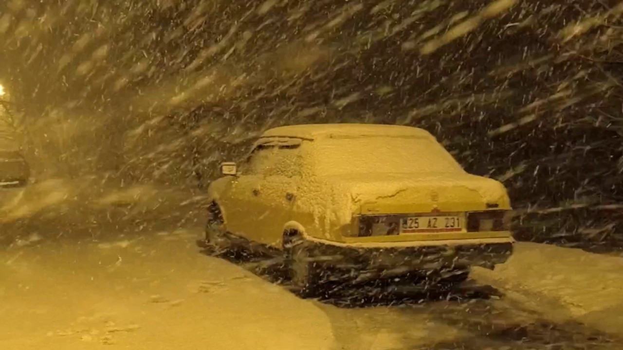 Erzurum Uzundere’de Yoğun Kar Yağışı Hayatı Olumsuz Etkiledi