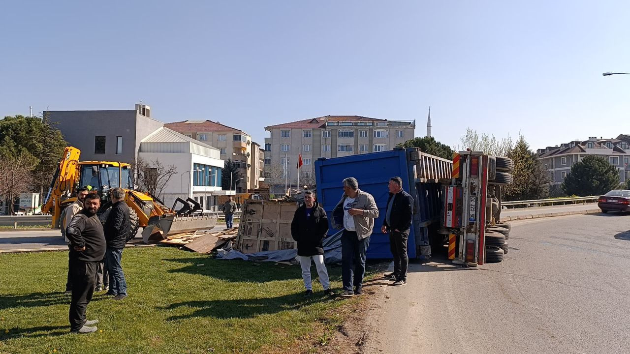 Bursa’da Ahşap Yüklü Kamyon Devrildi, Sürücü Yaralandı - Sayfa 3