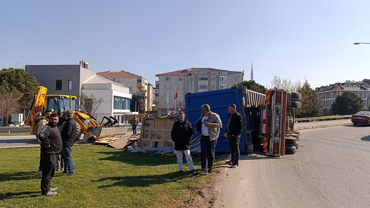 Bursa’da Ahşap Yüklü Kamyon Devrildi, Sürücü Yaralandı