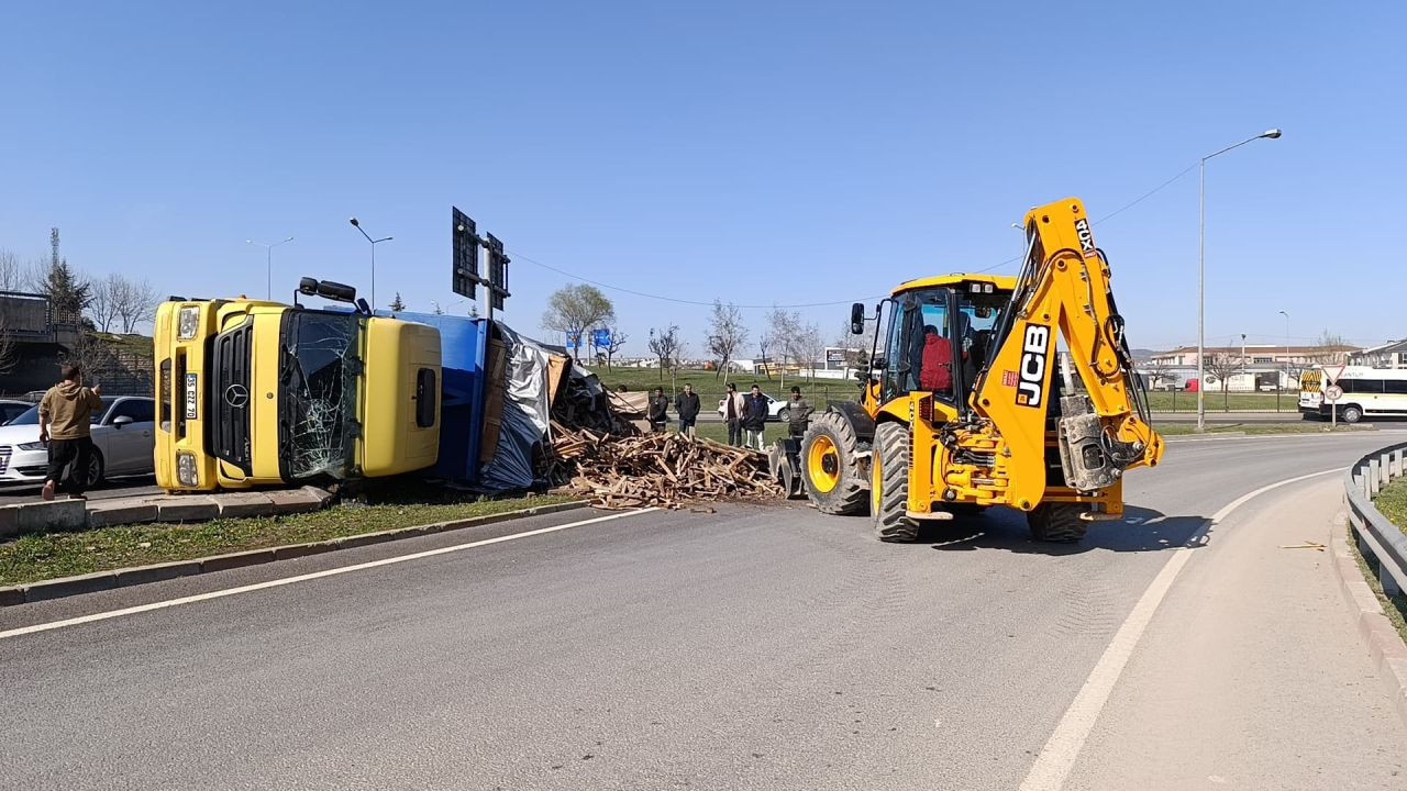 Bursa’da Ahşap Yüklü Kamyon Devrildi, Sürücü Yaralandı - Sayfa 2