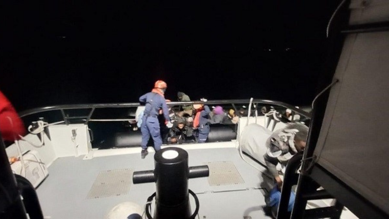 Çeşme Açıklarında İHA İle Tespit Edilen Göçmen Botuna Operasyon
