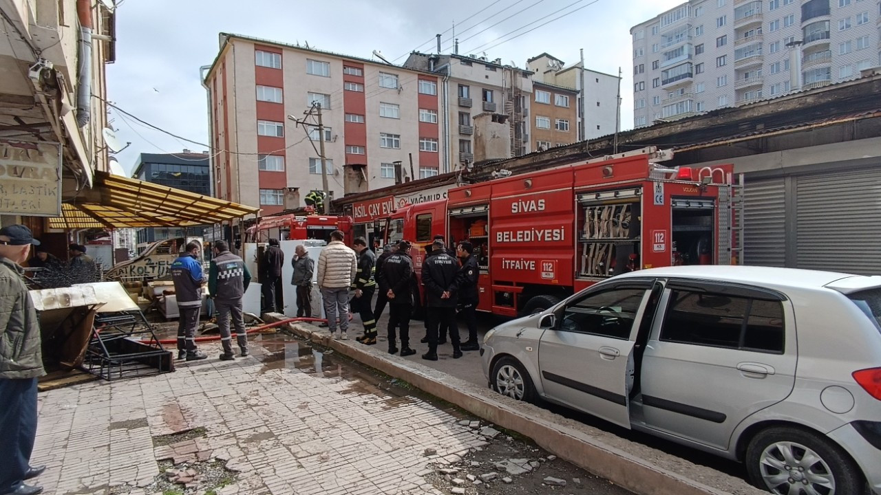 Sivas’ta İkinci El Eşya Dükkanında Çıkan Yangın Korkuttu