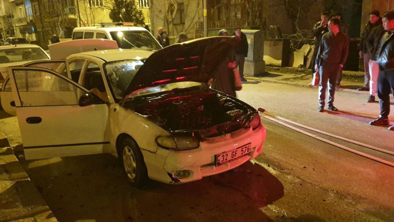 Isparta’da Otomobil Kontağı Çevrilirken Alev Aldı