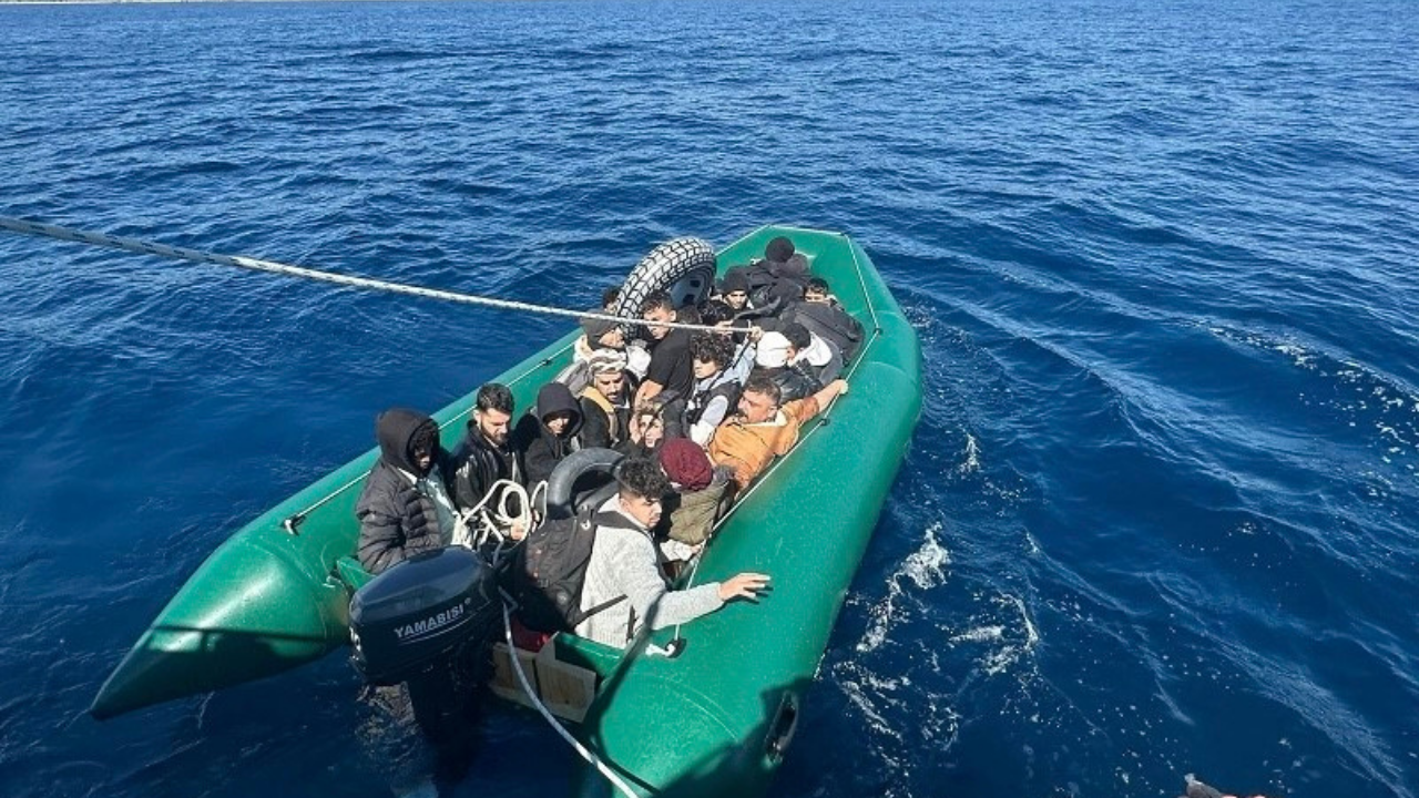 Çanakkale Açıklarında Lastik Botta 24 Kaçak Göçmen Yakalandı