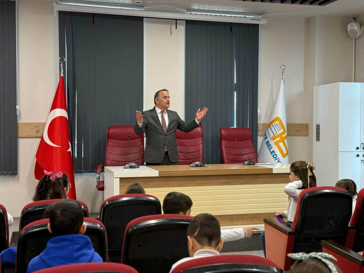 Arifiye İlkokulu Öğrencilerinden Başkan Karakullukçu'ya Ziyaret: Belediye Çalışmaları Öğrenildi! - Sayfa 11