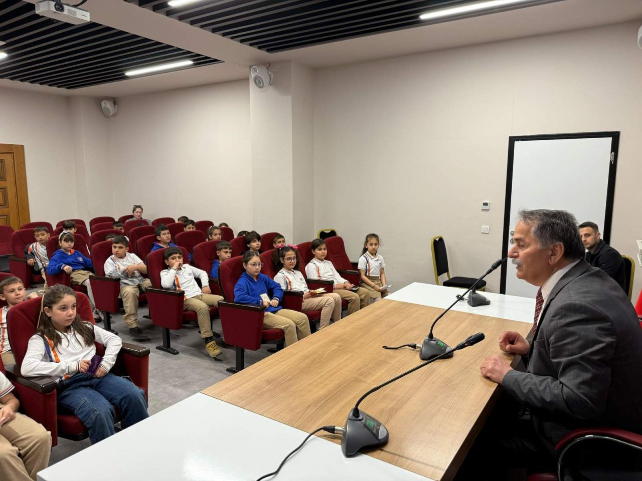 Arifiye İlkokulu Öğrencilerinden Başkan Karakullukçu'ya Ziyaret: Belediye Çalışmaları Öğrenildi! - Sayfa 9