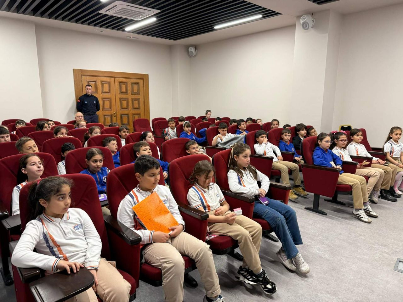 Arifiye İlkokulu Öğrencilerinden Başkan Karakullukçu'ya Ziyaret: Belediye Çalışmaları Öğrenildi! - Sayfa 8