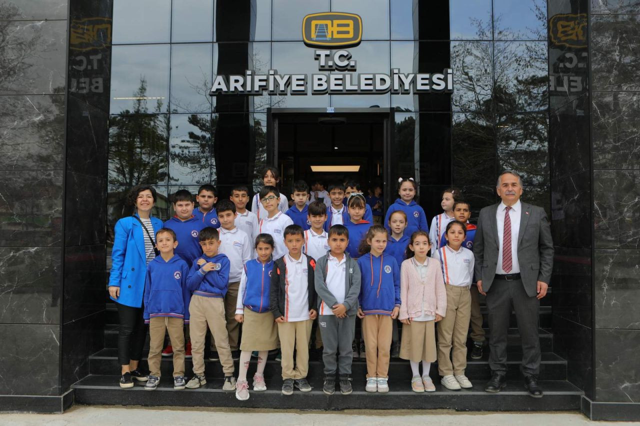 Arifiye İlkokulu Öğrencilerinden Başkan Karakullukçu'ya Ziyaret: Belediye Çalışmaları Öğrenildi! - Sayfa 13